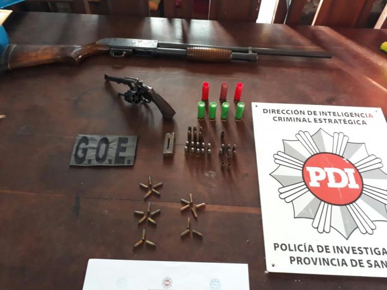 Detienen a dos personas por tenencia ilegal de armas