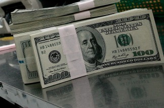 El BC volvió a intervenir en el mercado y el dólar cerró por debajo de $18