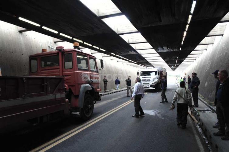 Un camión quedó atrapado en el Túnel Subfluvial