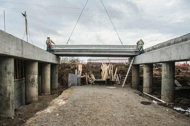 Finalizó la colocación de las vigas del puente