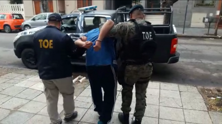 Detienen a un hombre buscado por homicidio