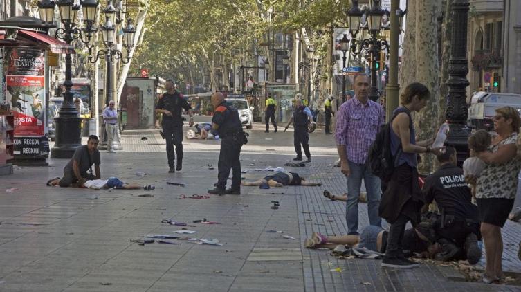 Ataque terrorista con furgoneta en Barcelona: Diez muertos
