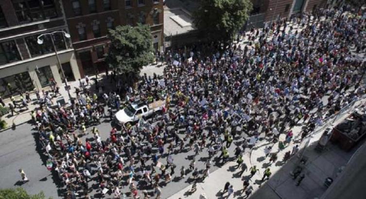 Miles se manifiestan en Boston contra el racismo y el odio