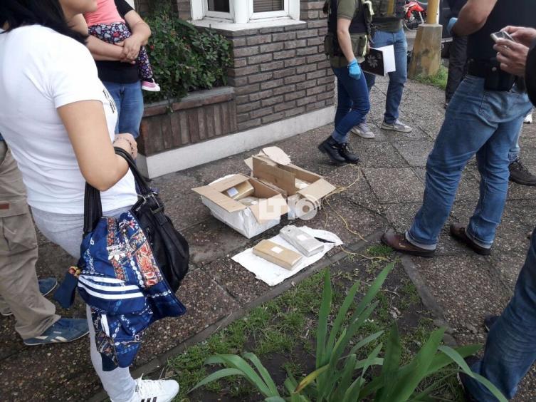 Buscaron una encomienda que tenía droga y quedaron detenidos