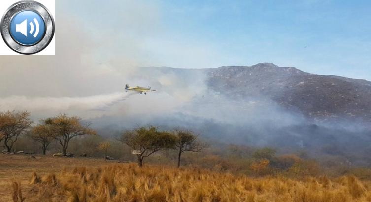 Bomberos combaten un incendio en la zona de Cosquín