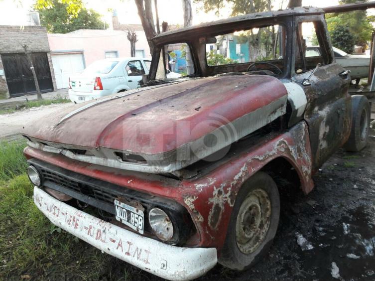 Quemacoches incendiaron una camioneta