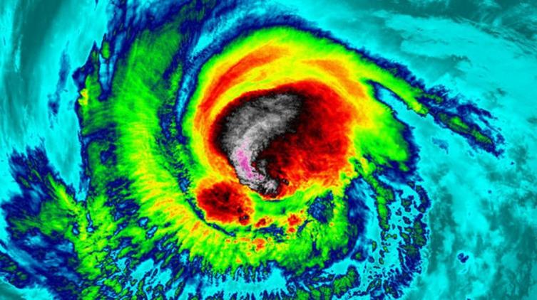 Irma tocó tierra en las islas del Caribe y acecha a Puerto Rico