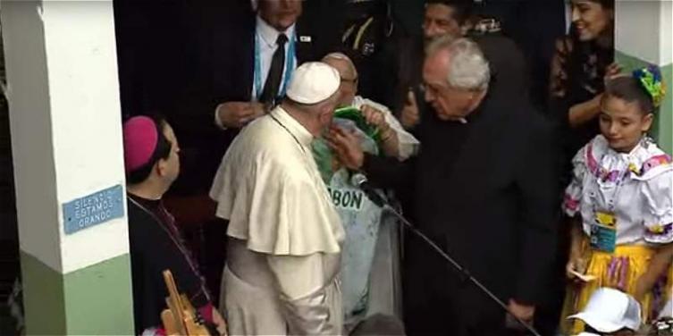 UNA CAMISETA DE NACIONAL, UN REGALO MÁS DE MEDELLÍN AL PAPA