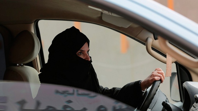 A las mujeres saudíes se les permitirá manejar automóviles