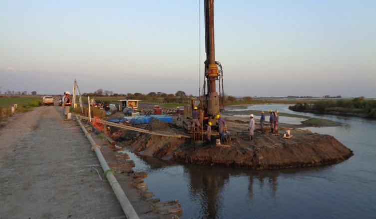 Continúa con la construcción del nuevo puente sobre el Arroyo Saladillo Amargo