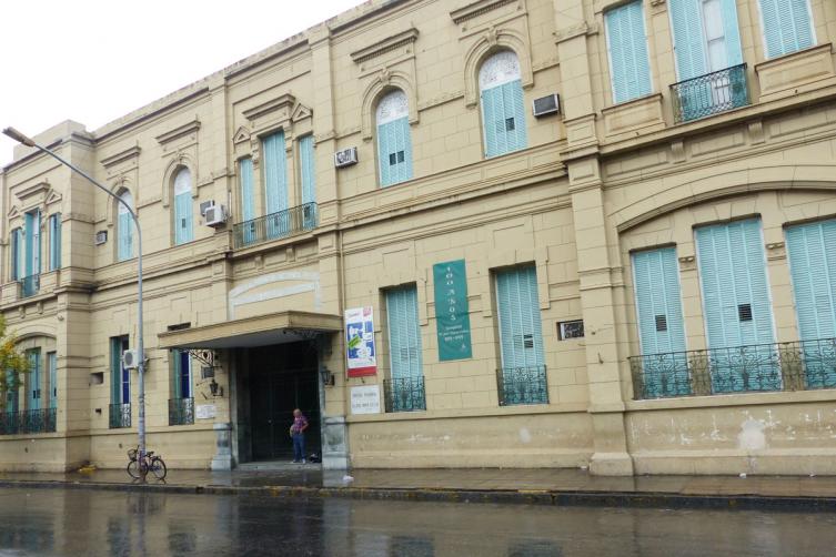 Un pitbull mordió a su dueño en barrio Candioti