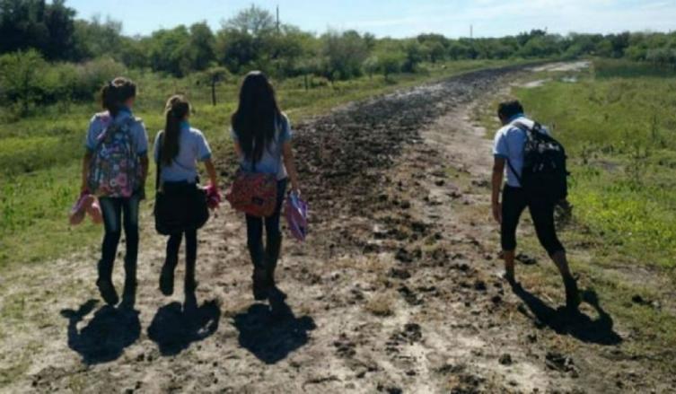 Propone pavimentar todos los accesos a escuelas
