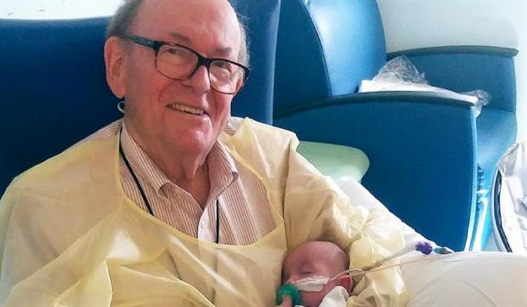 Un abuelo pasa la noche con bebes prematuros para que no estén solos