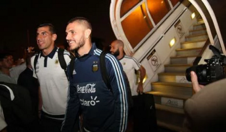 La selección argentina llegó a Ecuador con la cabeza puesta en el partido del martes