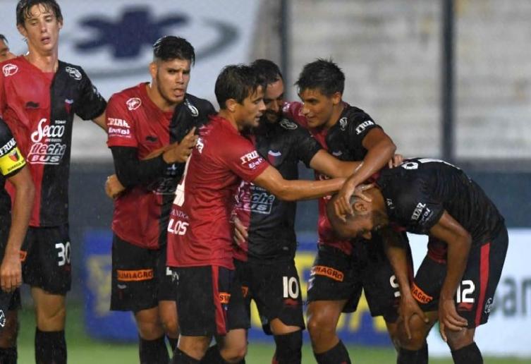 COLÓN TIENE A SUS GOLEADORES CON LA PÓLVORA MOJADA