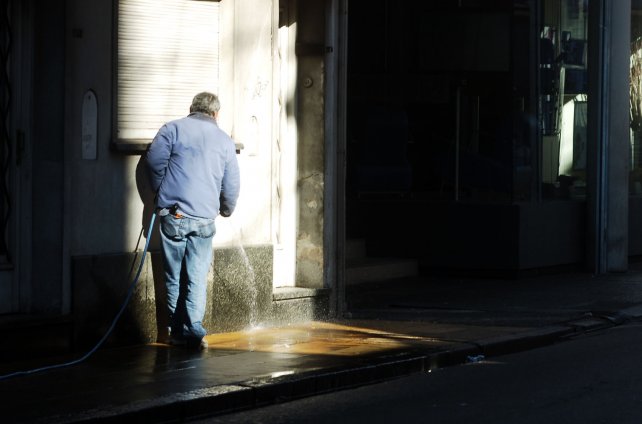 Se agregó un nuevo día permitido para lavar las veredas 