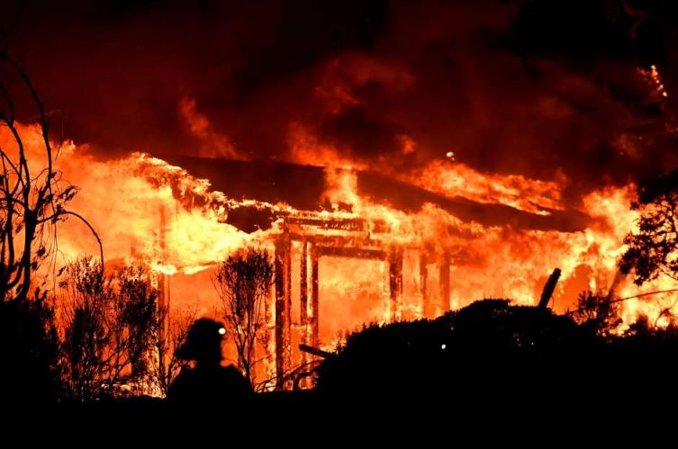 California: Al menos 17 muertos y más de 46.500 hectáreas arrasadas por el fuego 