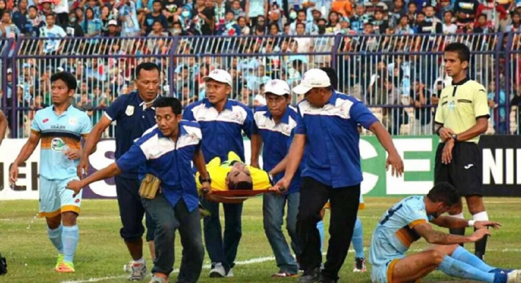 EL FÚTBOL DE LUTO: UN ARQUERO CHOCÓ CON UN COMPAÑERO Y MURIÓ