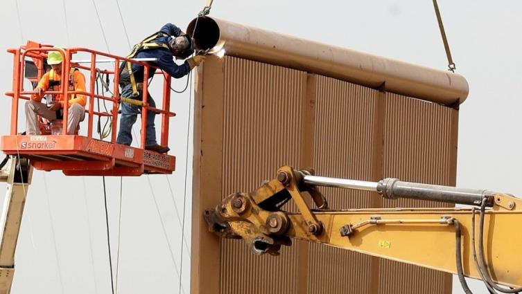 Donald Trump ya juega con los prototipos del muro con México