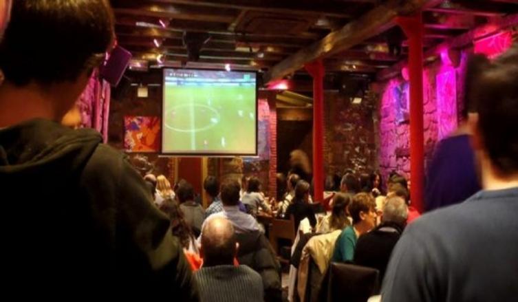 A volver a los bares: pasadas las elecciones, se terminó el fútbol gratis en el país