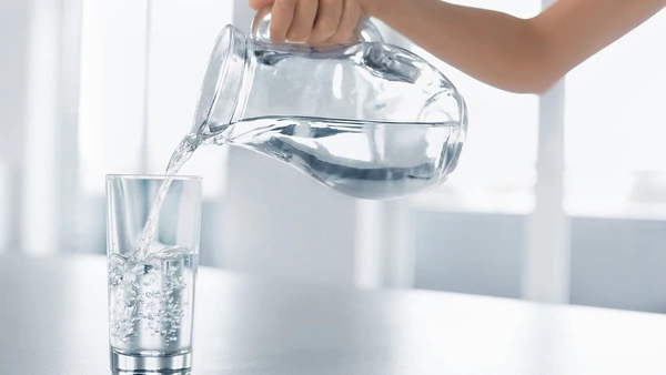 Cuál es la cantidad de agua que hay que tomar por día