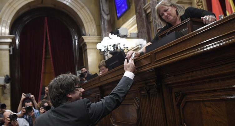 Rajoy disolvió el parlamento de Cataluña y convocó a elecciones