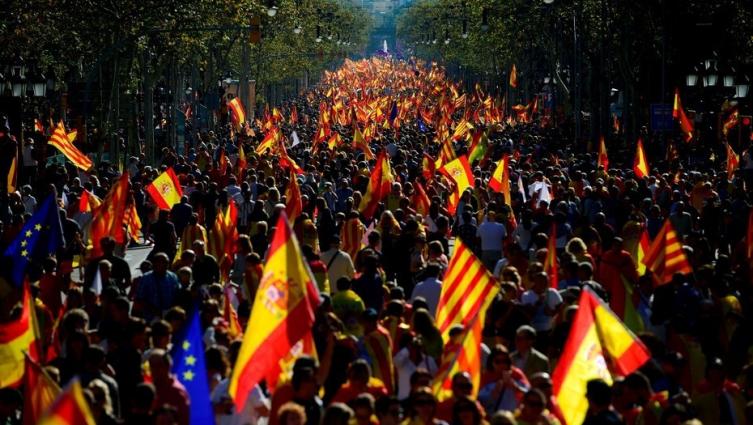 Marcha multitudinaria  en Barcelona contra la secesión de Cataluña y a favor de la unidad de España