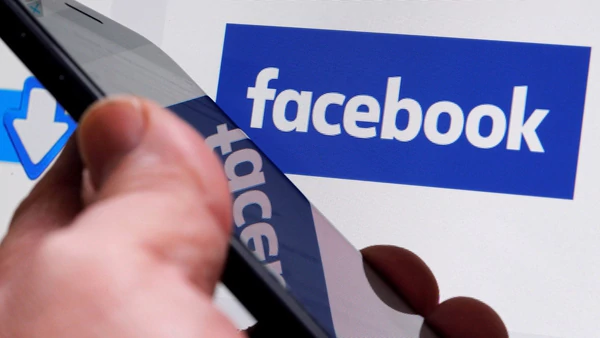 ¿Facebook espía a los usuarios por el micrófono del celular?