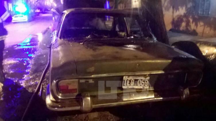 Nuevo auto incendiado en la ciudad