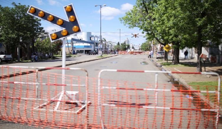 Continúan los desvíos en Avenida López y Planes
