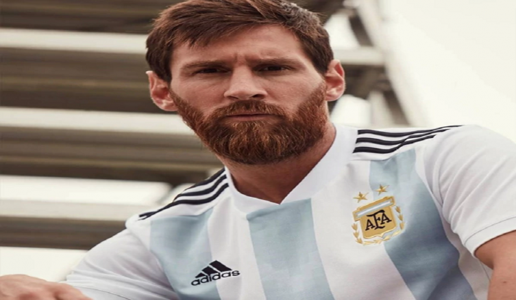MESSI POSÓ CON LA CAMISETA QUE LA SELECCIÓN USARÁ EN EL MUNDIAL 