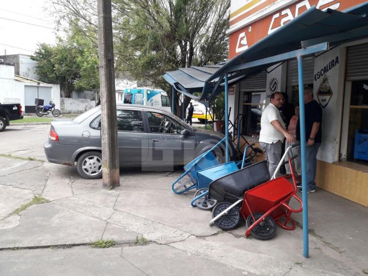 Aceleró para evitar a un colectivo pero se incrustó en una ferretería