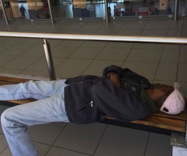 Vuelve a su país el haitiano varado en el aeropuerto