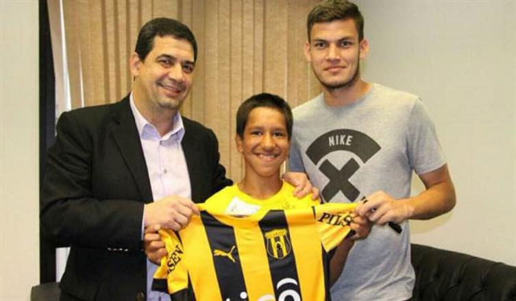 DE HACER JUEGUITOS EN UN SEMÁFORO A FIRMAR CON UN CLUB PROFESIONAL 
