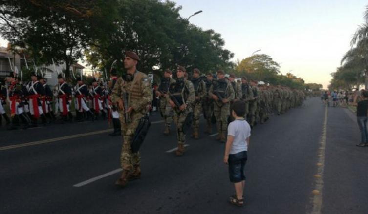 La costanera santafecina fue testigo del desfile militar por el 70ª aniversario del Liceo 