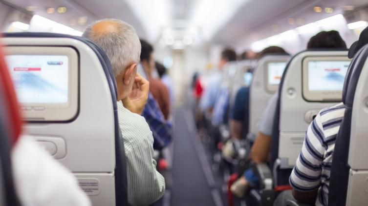 Los ocho tips antes de subir al avión con adultos mayores