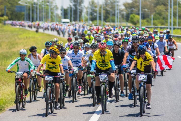 Más de 1500 ciclistas unieron Santa Fe y Paraná