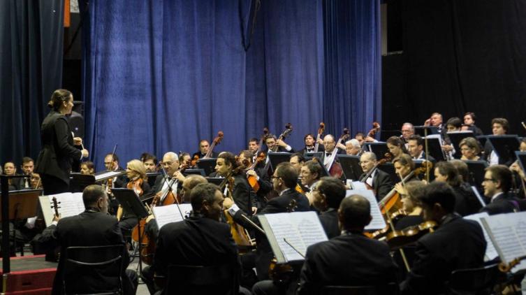 Le robaron a la Sinfónica y a la Orquesta de Niños