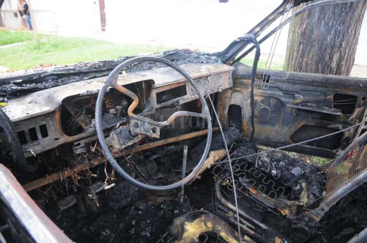 Quemaron un Jeep en barrio San Lorenzo