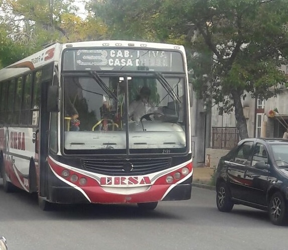 Apuñalaron a una joven en un colectivo de la línea 3