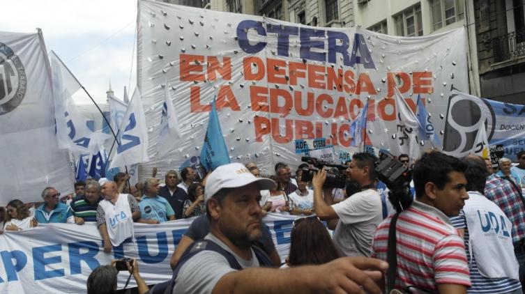 Hoy paran los docentes de todo el país en protesta de la reforma laboral