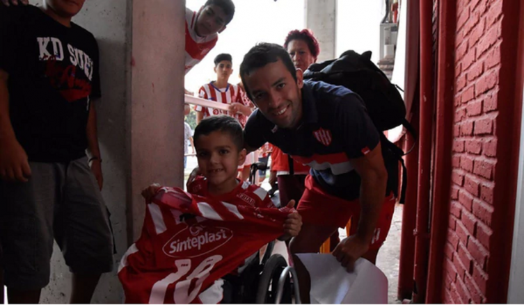 EL ADMIRABLE GESTO DE LUCAS GAMBA CON UN PEQUEÑO FANÁTICO DE UNIÓN