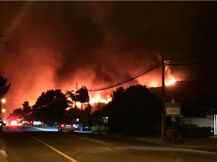 Más de 100.000 personas están sin electricidad por un gran incendio en California