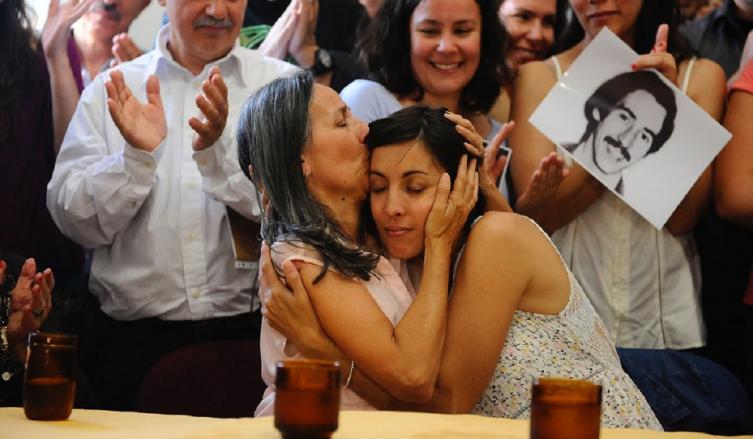 La última nieta restituida conoció a su abuela y encontró rasgos comunes con sus padres