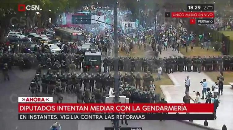 Congreso: incidentes y empujones tras la protesta contra las reformas