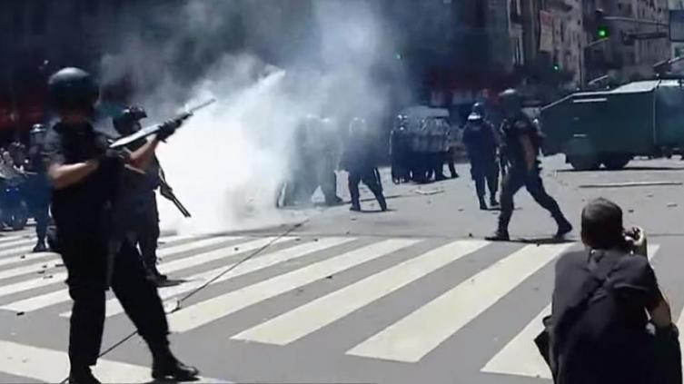 Congreso: Balas de goma y camiones hidrantes