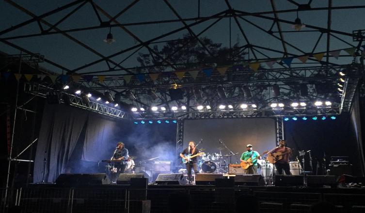 Música y solidaridad con artistas locales 