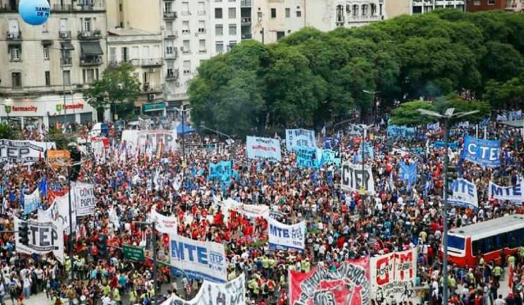 La oposición al paro de varios gremios deja a la CGT al borde de la fractura