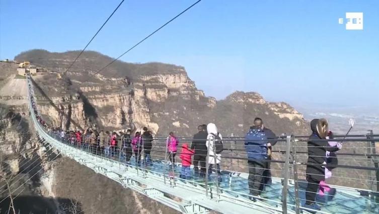 China inauguró el puente de cristal más largo del mundo