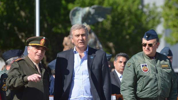 Aguad dio el primer paso para incorporar civiles en puestos militares
